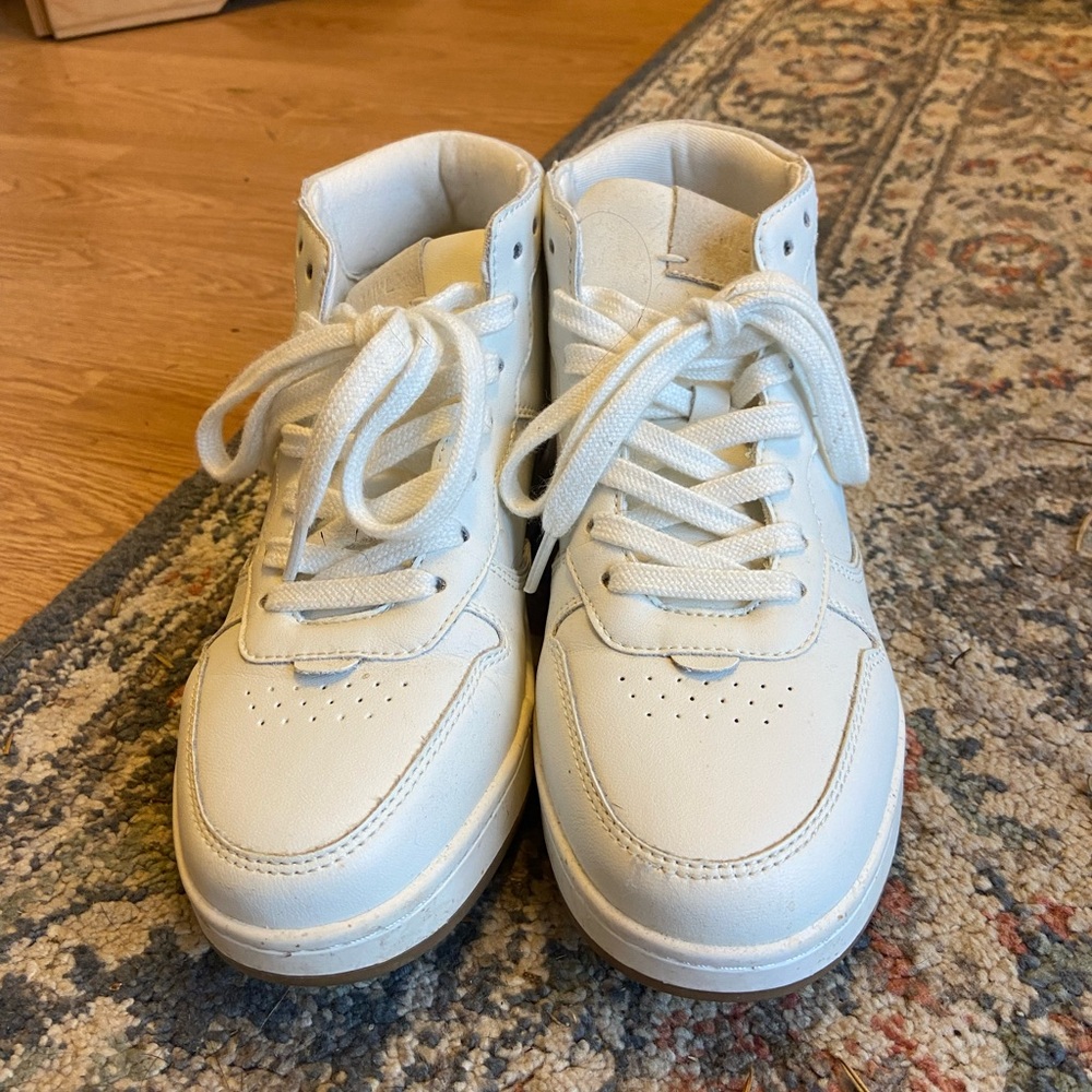 White Madewell sneakers. Only worn outside once. Size 8.